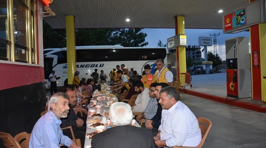 Otobüs yolcularına iftar sürprizi