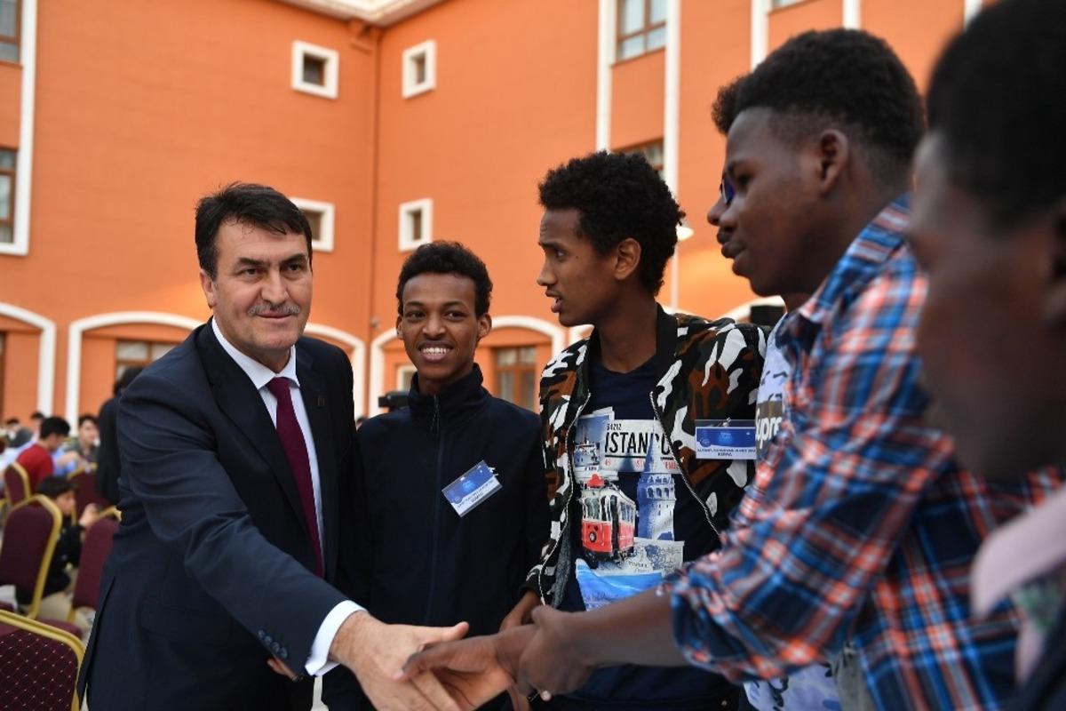 D&uuml;ndar, 58 &uuml;lkeden &ouml;ğrencilerle iftar yaptı