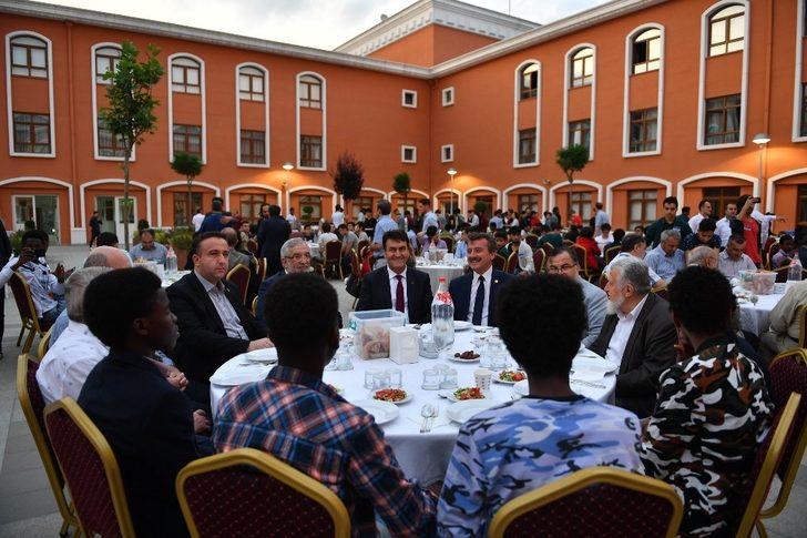 Dündar, 58 ülkeden öğrencilerle iftar yaptı G3