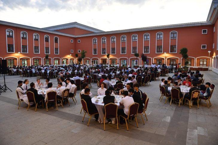 Dündar, 58 ülkeden öğrencilerle iftar yaptı G4