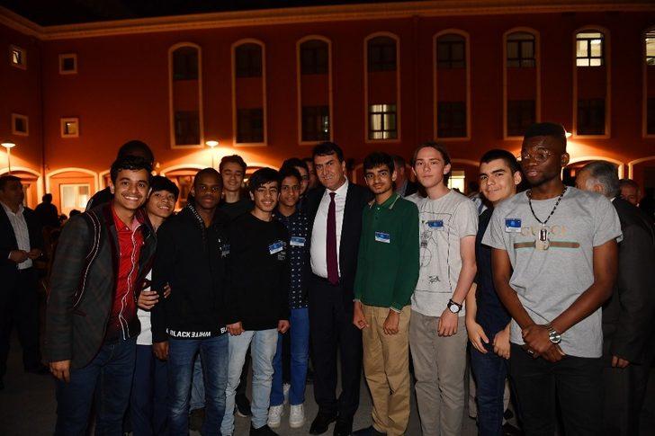 Dündar, 58 ülkeden öğrencilerle iftar yaptı G5