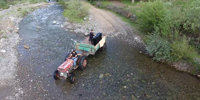 Ödüllü piyanist Shikhiyev, konser alanına traktör römorkunda geldi