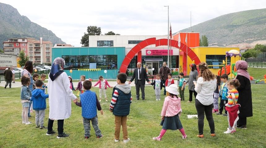 Unutulmaya y&uuml;z tutmuş &ccedil;ocuk oyunlarını oynadılar