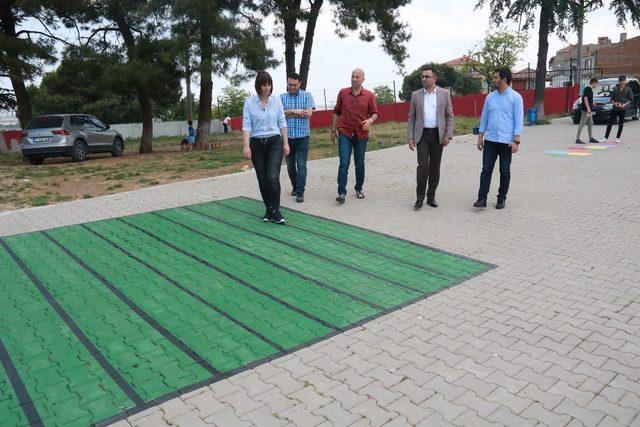 Üniversiteli gençler ilkokulu renklendirdi