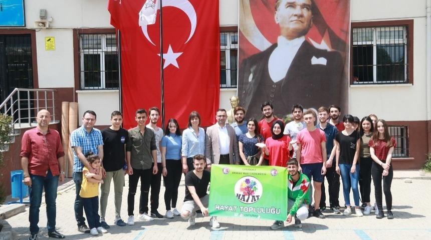 &Uuml;niversiteli gen&ccedil;ler ilkokulu renklendirdi