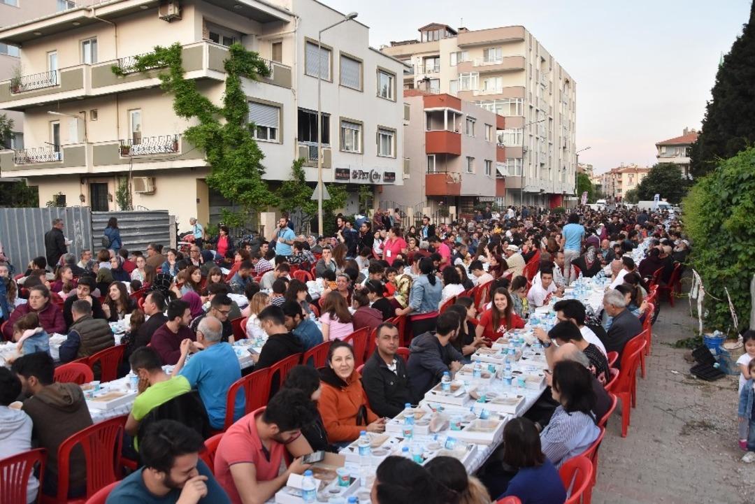 &Ccedil;anakkale&rsquo;de vatandaşlar iftar sofrasında buluştu
