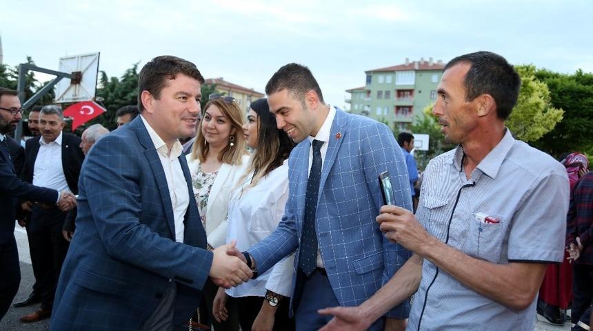 Belediye Başkanı Din&ccedil;er vatandaşla iftarda buluştu