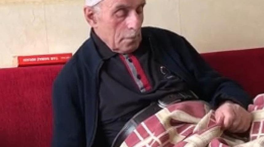 86 yaşında yanmayan sokak lambasını değiştirmek i&ccedil;in direğe &ccedil;ıkınca...