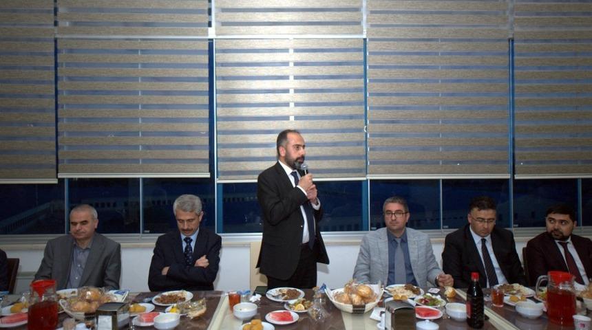 Rekt&ouml;r Şevli&rsquo;den iftar yemeği