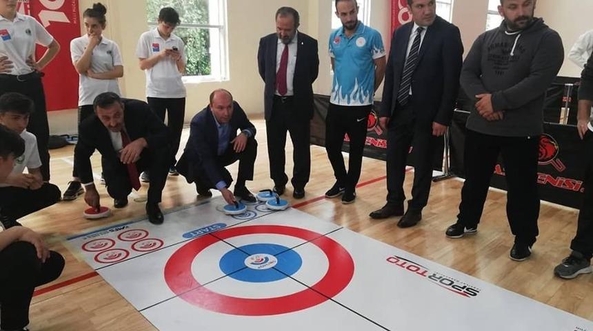 Protokol &uuml;yeleri curling branşı ile tanıştı