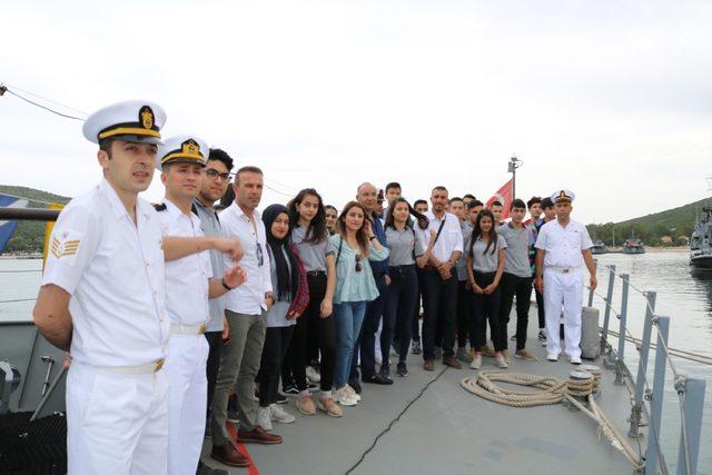 Foça'da tatbikata katılan askeri gemilere ziyaret