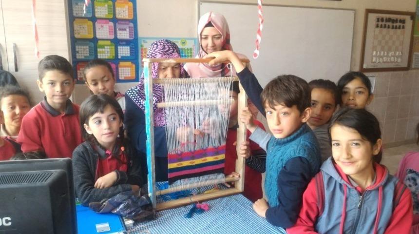 Minik &ouml;ğrenciler halı dokuyor