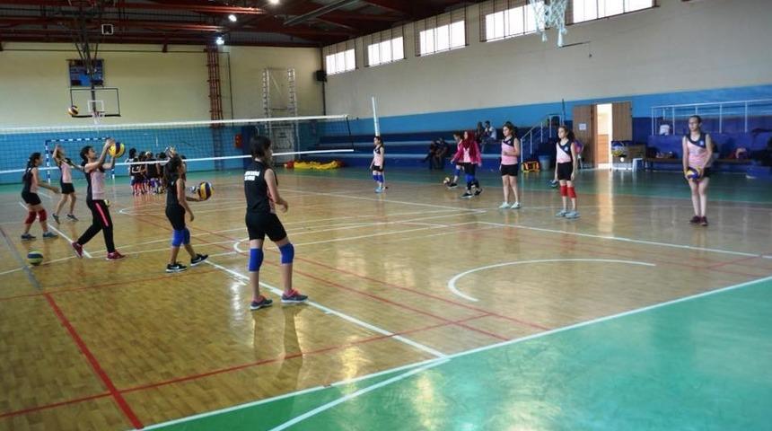 Yunusemre&rsquo;de yaz voleybol kursu başlıyor
