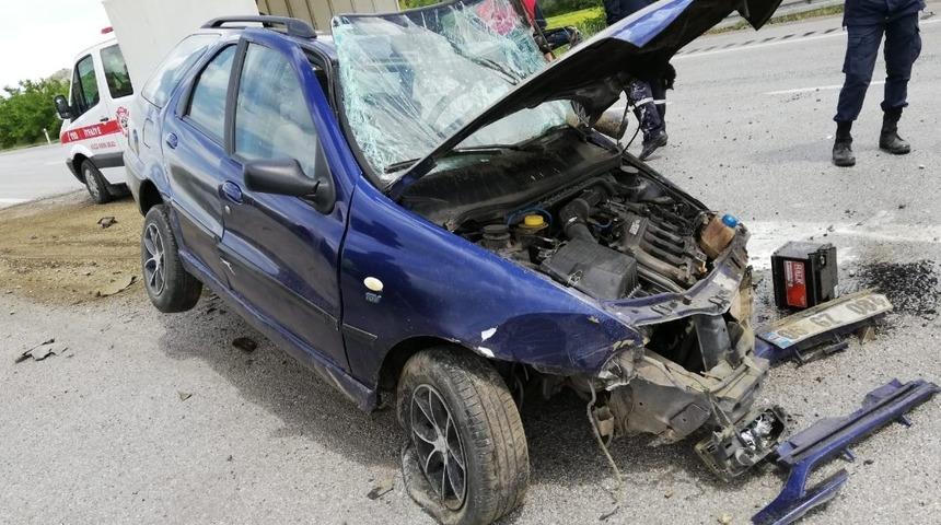 Otomobil ref&uuml;je &ccedil;arptı: 1 yaralı