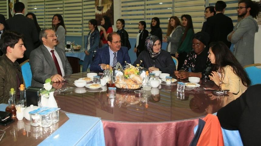 Bayburt &Uuml;niversitesi Geleneksel &Ouml;ğrenci İftarı &lsquo;D&uuml;nyanın Renklerini&rsquo; buluşturdu