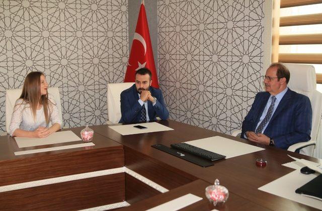 Yabancılara Türkçe Öğretimi Sertifika Programında başarılı olanlara sertifikaları verildi