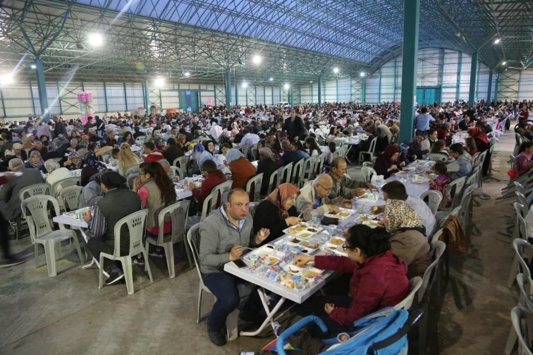 Kazım Kurt, iftarda 75. Yıl sakinleri ile bir araya geldi