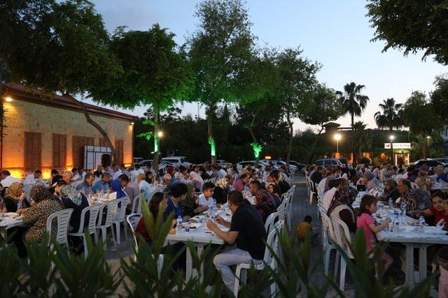 Yüreğir’de her gün binlerce kişi iftar sofrasında buluşuyor 2