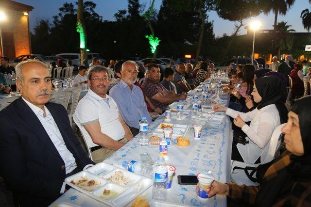 Yüreğir’de her gün binlerce kişi iftar sofrasında buluşuyor 3