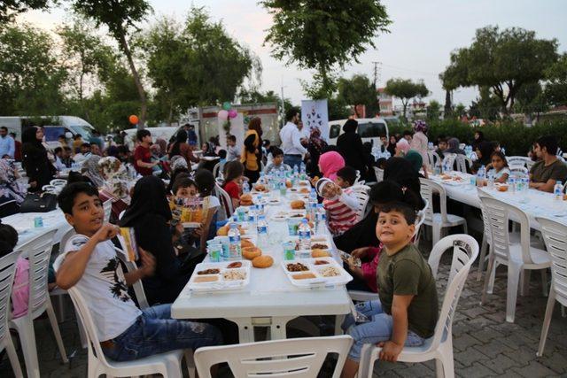 Yüreğir’de her gün binlerce kişi iftar sofrasında buluşuyor 4