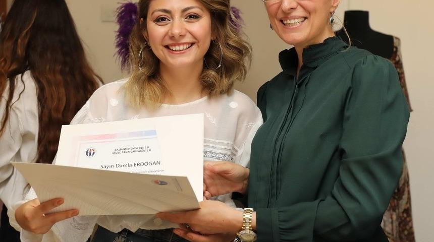 &Uuml;niversite &ouml;ğrencilerinden bez &ccedil;anta sergisi