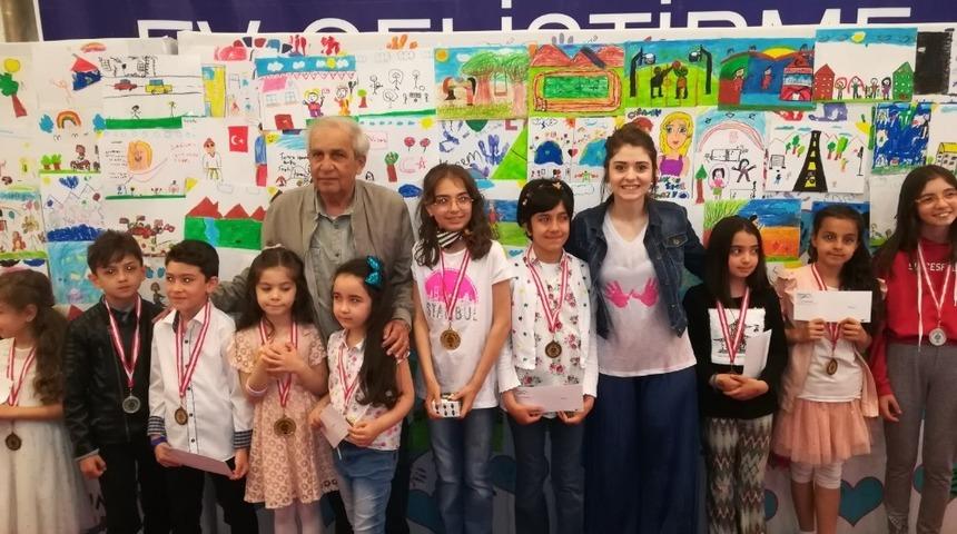 Yetenekli ressamlar Forum Erzurum&rsquo;da &ouml;d&uuml;llerini aldı