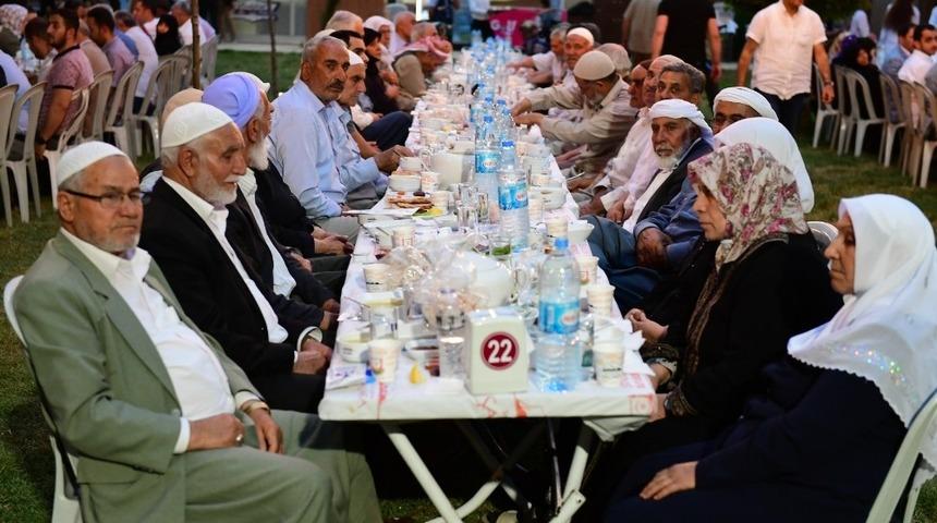 Yeşeren &ccedil;ınarlar iftarda buluştu