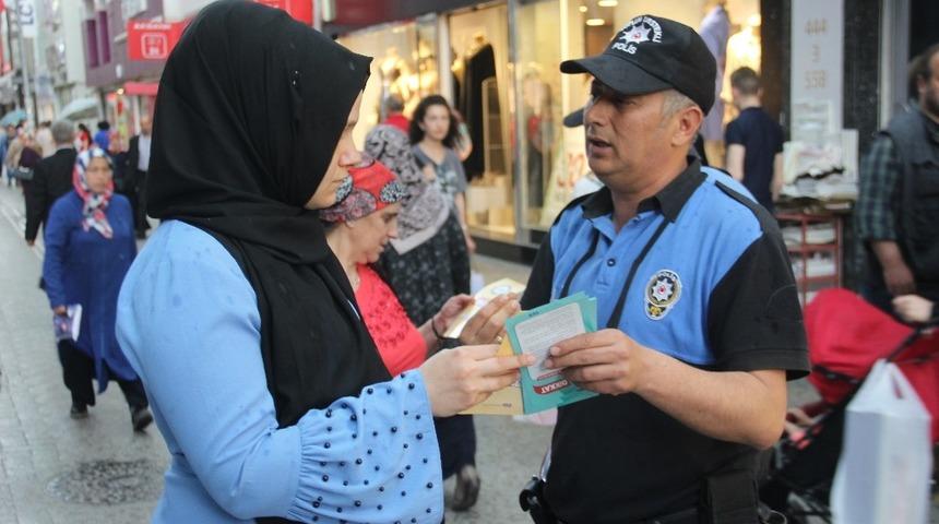 Polisler vatandaşları bilin&ccedil;lendirdi