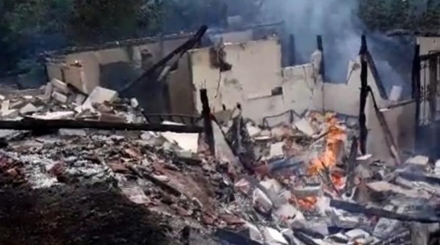 İki katlı ev yanarak kullanılmaz hale geldi