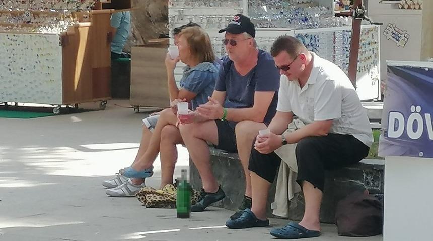 Şarap i&ccedil;en turist fotoğrafını paylaşıp &rsquo;her şey dahil&rsquo;de gelinen son noktayı &ouml;zetlediler