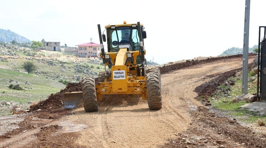 Toroslar&rsquo;da bah&ccedil;e yolları hasada hasırlanıyor