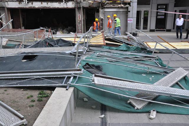 Ankara'da inşaat iskelesi çöktü: Yoldan geçen 2 kişi yaralandı