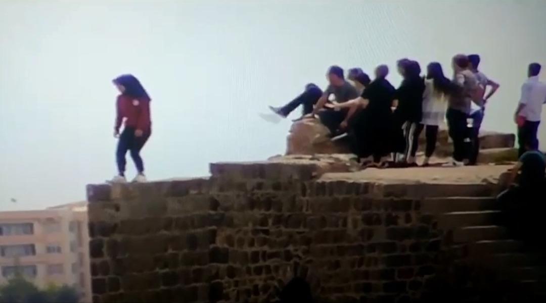 Surlardan intihara kalkışan gen&ccedil; kızı polis son anda kurtardı