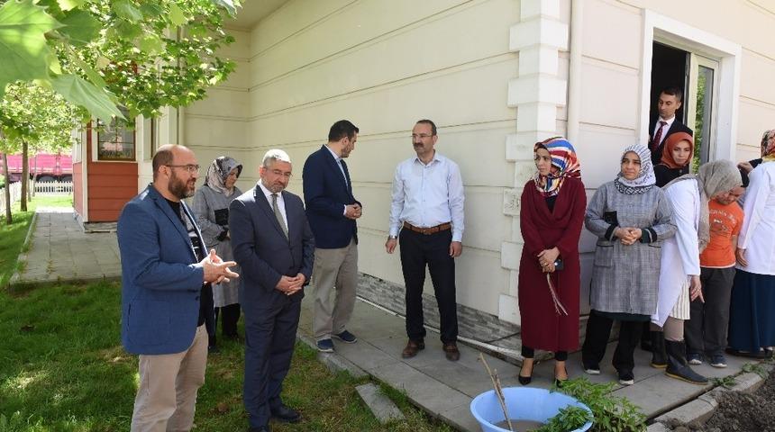 Başkan Aşgın &ouml;ğrenciler fide dikti