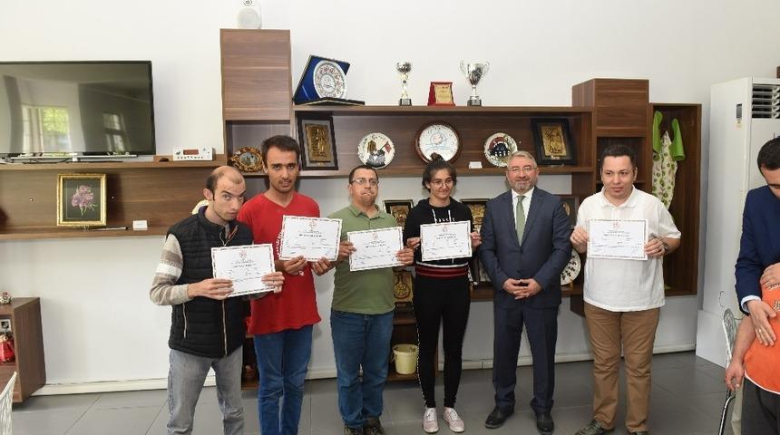 &Ccedil;orum&rsquo;da 5 &ouml;zel &ouml;ğrenci okur yazarlık belgesi aldı