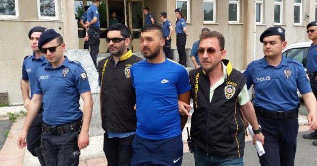 Otomobille 3 polise çarptı, bacağından vurulup yaralı olarak kaçtı (2)