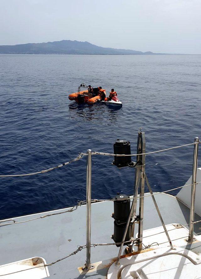 Arızalanan jet ski'deki kaçak göçmenleri, Sahil Güvenlik ekibi kurtardı