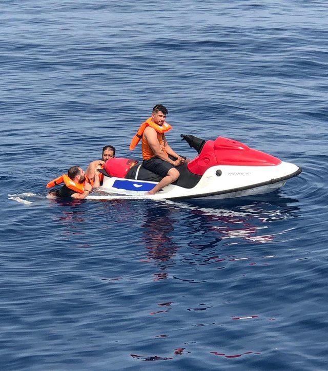 Arızalanan jet ski'deki kaçak göçmenleri, Sahil Güvenlik ekibi kurtardı