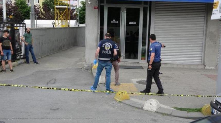 Gaziosmanpaşa'da benzin istasyonunda silahlı kavga: 2 yaralı