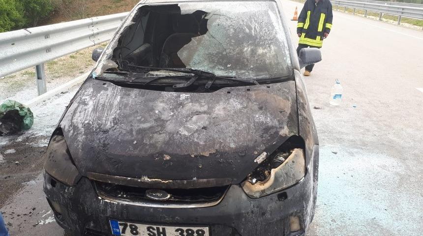 Seyir halindeki araç alev alev yandı