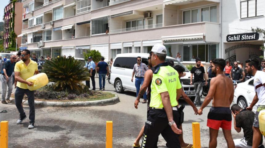 Marmaris'te faciadan dönüldü! Önce kendilerini sonra da polis ve zabıta ekiplerini yakmaya kalktılar 