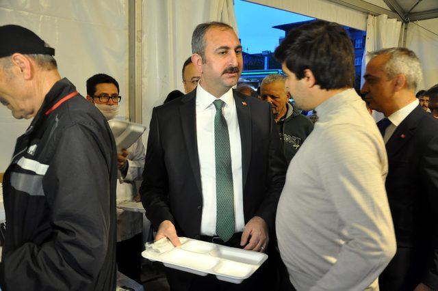 Adalet Bakan Gül, iftar çadırında vatandaşa yemek dağıttı