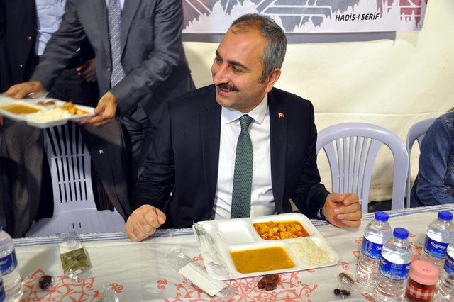 Adalet Bakan Gül, iftar çadırında vatandaşa yemek dağıttı