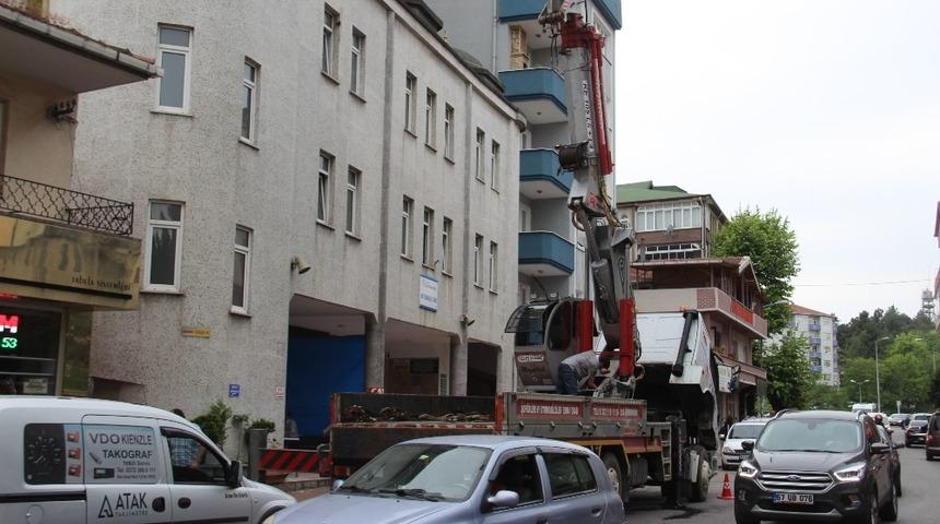 Cami minaresini boyarken vinçte mahsur kaldılar