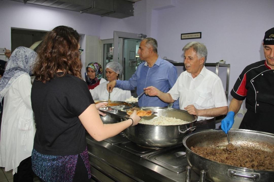 Milli eğitim m&uuml;d&uuml;r&uuml;nden &ouml;ğrencilere yemek servisi