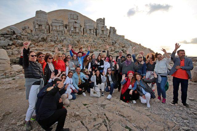 Pervin Ersoy, 40 ünlü ile Nemrut’ta konser eşliğinde gün batımını izledi