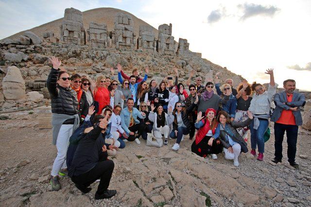 Pervin Ersoy, 40 ünlü ile Nemrut’ta konser eşliğinde gün batımını izledi