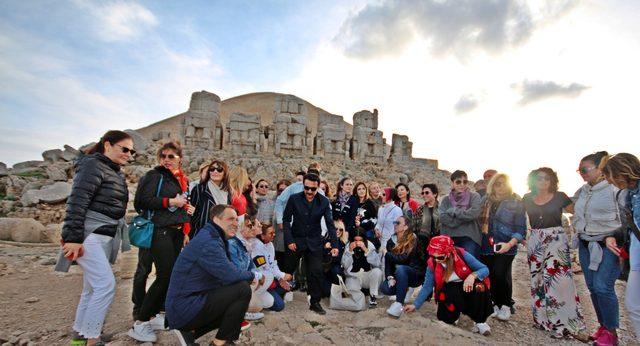 Pervin Ersoy, 40 ünlü ile Nemrut’ta konser eşliğinde gün batımını izledi