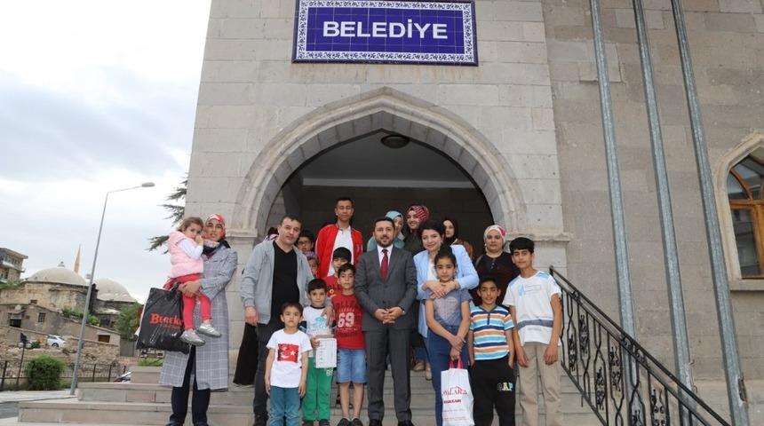 Nevşehir Belediye Başkanı Arı&rsquo;nın &ccedil;ocuk sevgisi