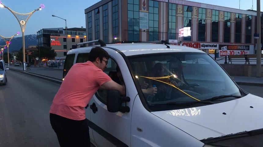 AK Gençler iftara 5 kala Ramazan bereketini paylaşıyor